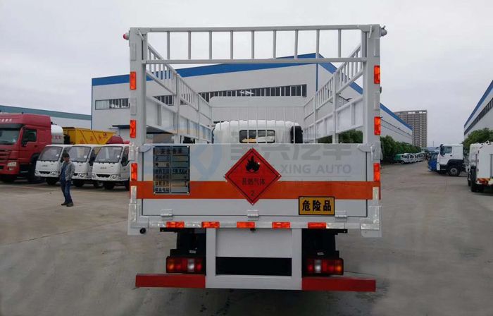 重汽豪沃5米1倉柵式氣瓶運輸車