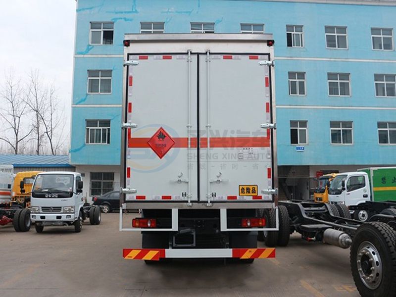 東風(fēng)天錦小三軸7米7爆破器材運輸車
