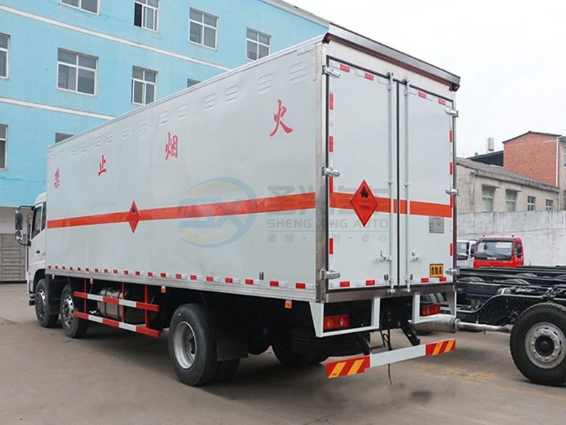 東風(fēng)天錦小三軸7米7爆破器材運輸車