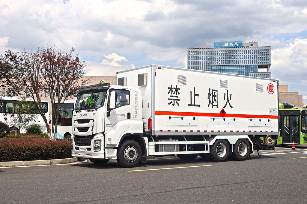 液晶儀表空氣懸掛都配齊了 慶鈴五十鈴巨咖5X危化品運(yùn)輸車搶先看