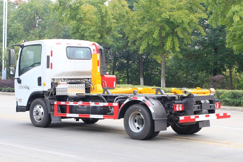 東風(fēng)柳汽L2勾臂套臂垃圾車(chē) 6方(可拉建筑垃圾箱)  
